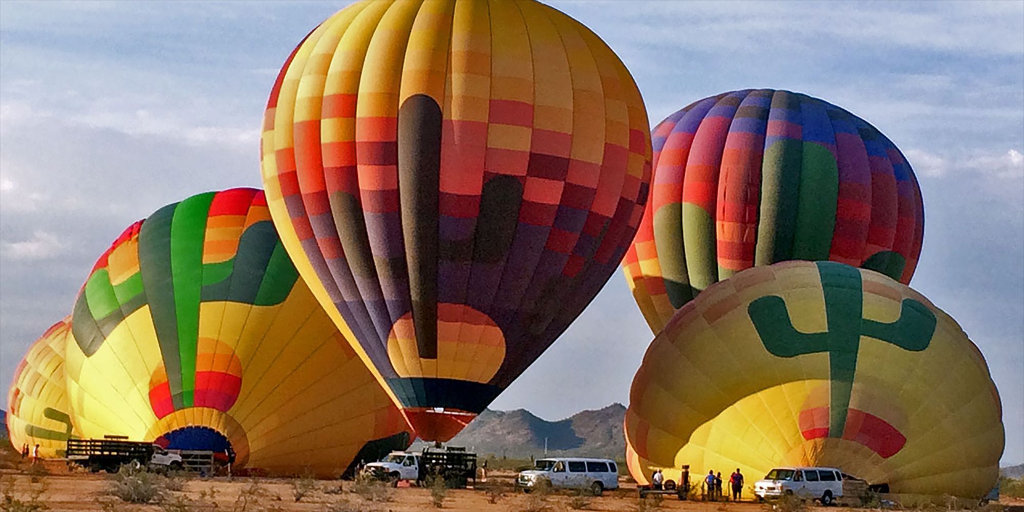 heteluchtballon over de Sonora Desert
